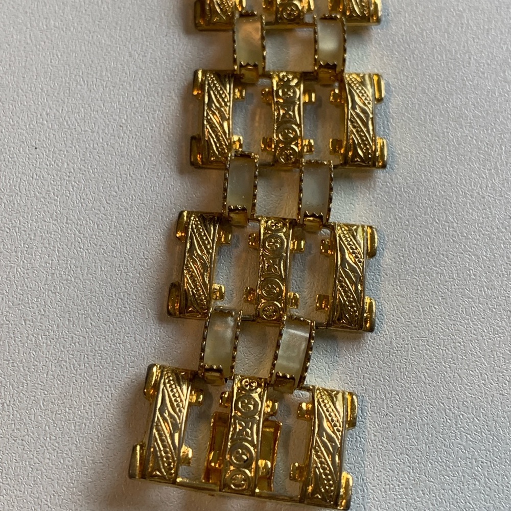 Vintage Elegant Gold and Cream Bracelet - Picture 4 of 9